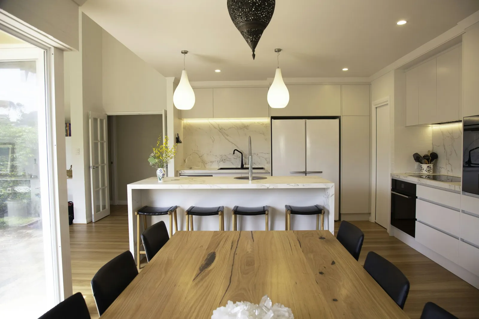 Sala de jantar com mesa de madeira