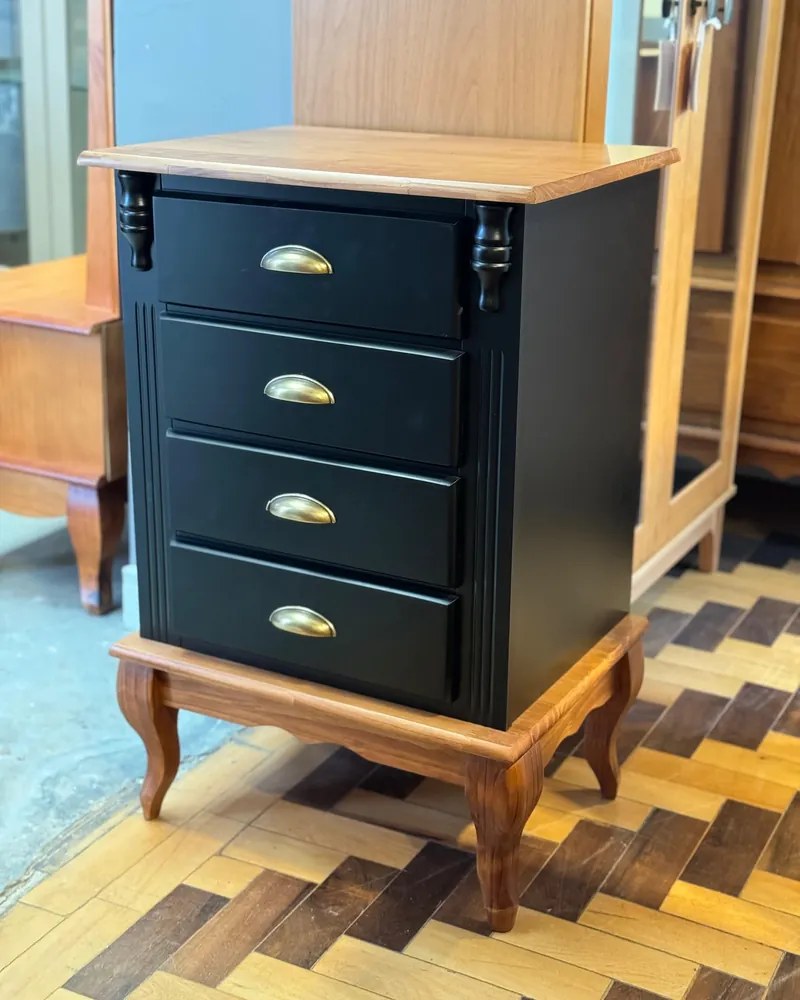 Cômoda com mesa de cabeceira