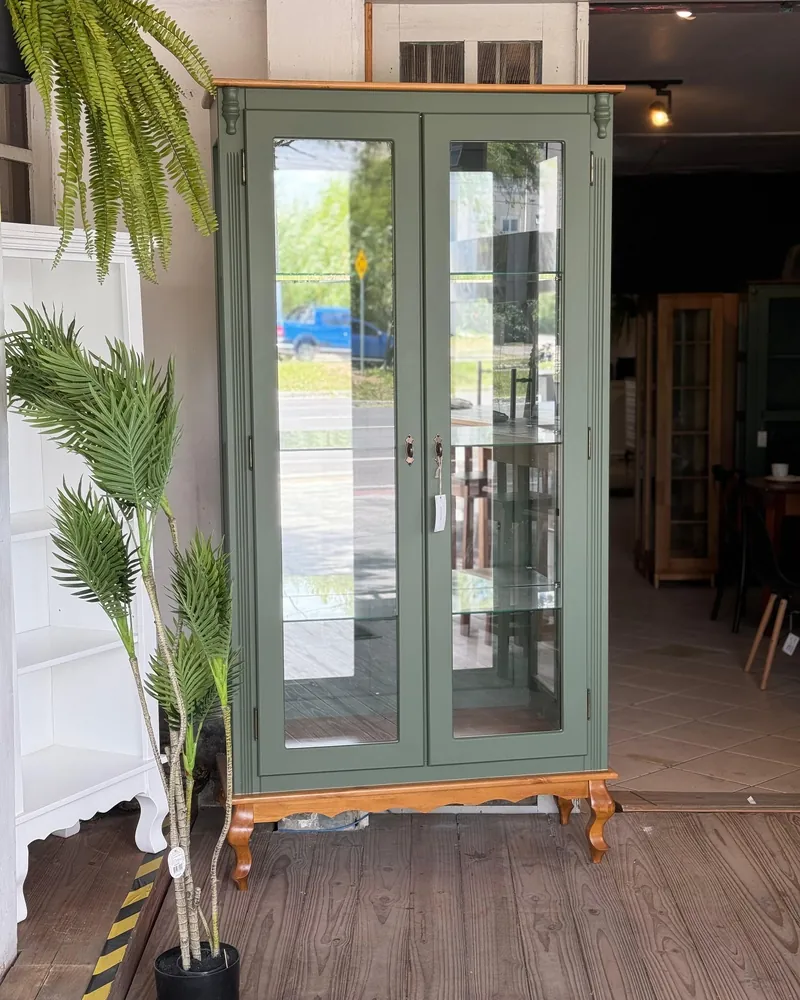 Cristaleira verde com portas de vidro