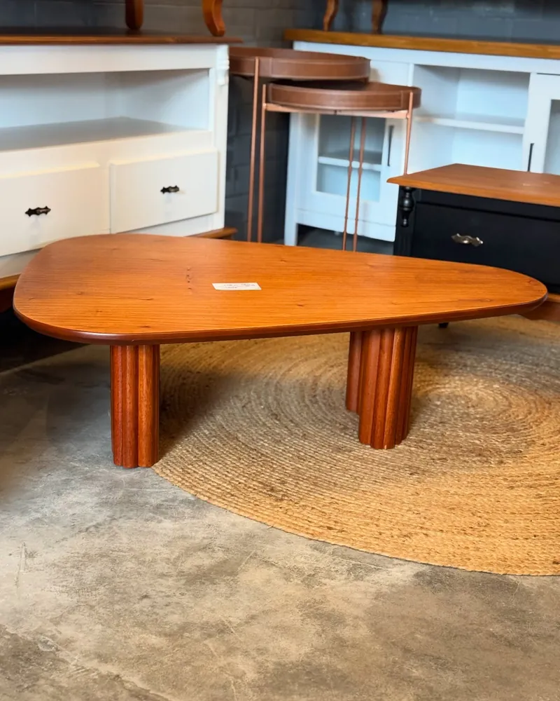 Mesa de centro em madeira maciça